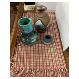 Table cloth and 3 Vases
