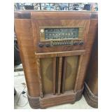 Antique RCA Victor Console Radio