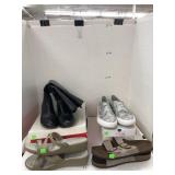 Womenï¿½s Shoes Size 9.5 & 10 - 1 Pair Crocs