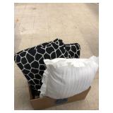 3cnt Throw Pillows