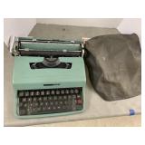 Olivetti Underwood Lettera 32 Type Writer and