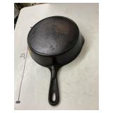 Chicago Hardware & Foundry cast iron skillet