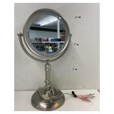 Lighted vanity mirror w/magnifying mirror