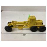 Vntg yellow rubber road grater toy