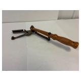 Hand held manual skeet thrower.