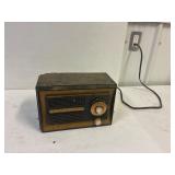 Marconi Radio. Hums. Cabinet is chipped.