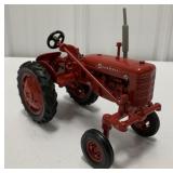 1/16 Ertt Farmall AV