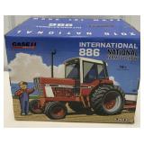1/16 IH 886 Tractor w/box