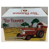 1/16 International 660 Tractor in Box