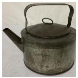 Tin kettle with Pouring spout/Bail haaandle