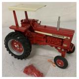 1/16 International Farmall 856 Canada Tractor