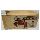 1/16 Ertl Farmall H Tractor w/box