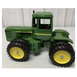 1/16 Ertl John Deere 8640 4WD Tractor