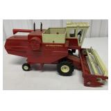 1/20 Ertl International Hydrostatic Combine