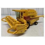 1/32 scale Britains New Holland TR85 Harvester
