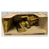 1/32 New Holland TR96 Combine in box