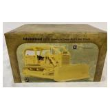 1/25 International TD-25 Crawler w/Sweep ROPS