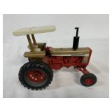 1/16 International 826 Gold Demonstrator