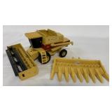 1/32 Ertl New Holland TR96 Combine & Picker