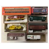 8 HO train cars