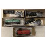 5 Round House Product HO train cars