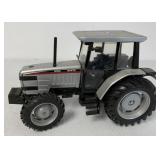 1:16 Scale Scale Models White 6105 Tractor