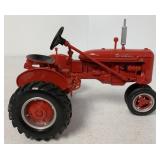 1/16 Ertl Farmall B Tractor