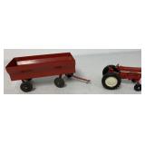 1:16 Ertl red wagon & 1:32 International Tractor