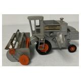 1:32 scale Ertl Allis-Chalmers Gleaner