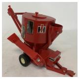 1/16 Ertl International Mixer Mill