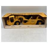 1/16 John Deere Scraper in Slick Box