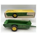 1/16 John Deere Manure Spreader in Ice Cream Box