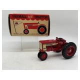 1/16 Farmall 404 in Circus Box