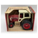 1/16 International 1066 w/ Cab in Box