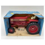 1/16 International 1026 in Blue Box