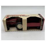 1/32 International Tractor and Wagon Set in Box