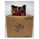 (1) 1/16 International 1086 and Shipping Box
