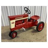 Farmall 560 Pedal Tractor - Eska