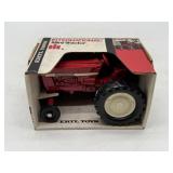 1/32 International Tractor in Box