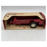 1/16 International Manure Spreader in Box