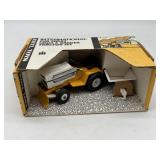 1/16 International Cub Cadet L&G Set in Box
