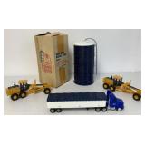4 Ertl Deere Scrapers/Truck/Trailer Standi SIlo