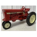 1/16 International Tractor