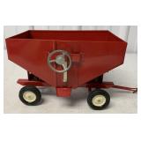 1/16 Ertl Red International Gravity Grain Wagon