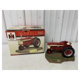 1/16 SpecCast IH Farmall 560 Tractor/Base
