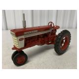 1/16 McCormick Farmall 560 Tractor