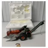 1/16 Allis-Chalmers D-17 w/ New Idea Picker