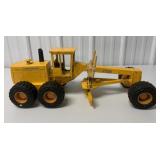 1/16 Ertl John Deere 772B Road Grader