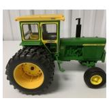 1/16 Ertl John Deere 4520 Diesel w/ Hiniker cab