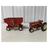 2 1/16 Ertl International Tractor/Gravity Grain Wa